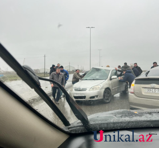 Sarayda ağır qəza - Maşın işıq dirəyinə çırpıldı (FOTO)